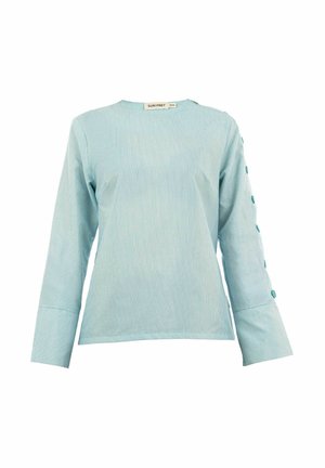 Gaiši zila garām piedurknēm krekls ar vertikālām svītrām, apaļu kakla izgriezumu un pogu akcentiem uz piedurknēm. Kvalitatīvs kokvilnas maisījums.