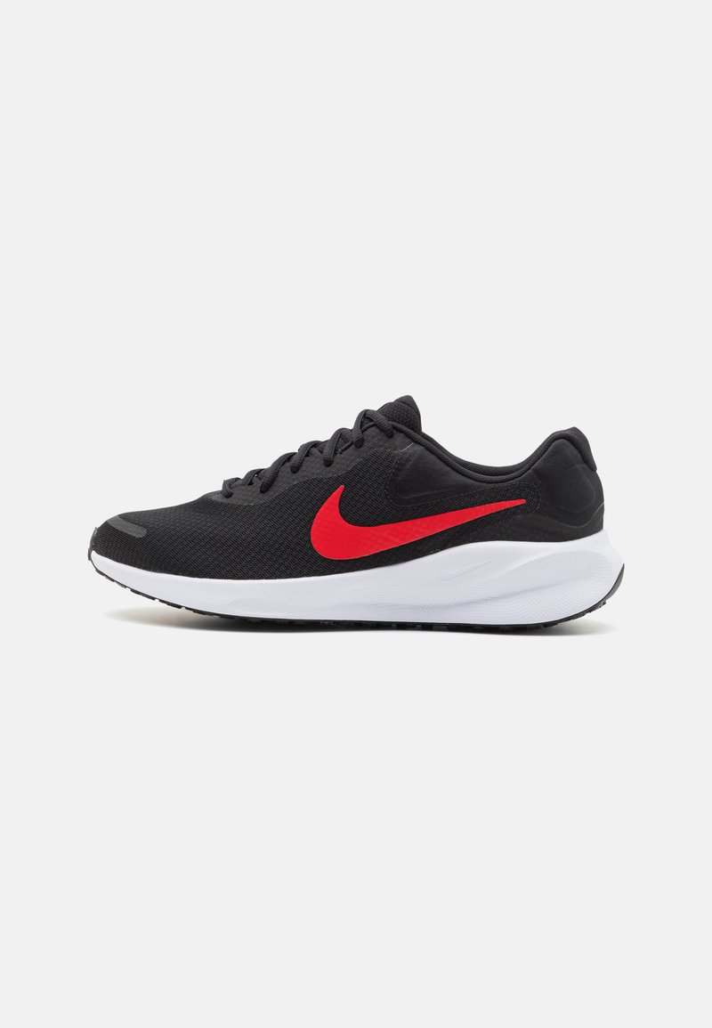 Svarta träningsskor med en texturerad mesh-översida, vit mellansula och en djärv röd swoosh-logotyp på sidan. Hållbar gummisula.