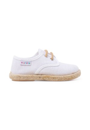 Chaussure en toile blanche pour enfants avec semelle tissée beige et lacets marron clair, étiquette latérale avec nom de la marque multicolore.