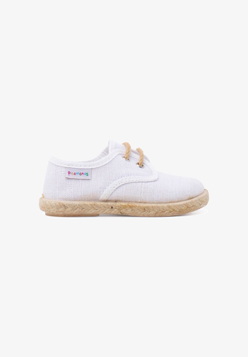 Chaussure en toile blanche pour enfants avec semelle tissée beige et lacets marron clair, étiquette latérale avec nom de la marque multicolore.