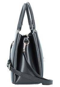 Czarna skórzana torebka na ramię z podwójnymi uchwytami u góry, odpinanym paskiem na ramię i srebrnym okuciem na białym tle.