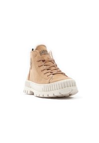 Tan suède hoge sneakers met witte rubberen zool, textuuraccenten, ronde veters en een logopatch op de tong. Heeft een getextureerde buitenzool voor grip.