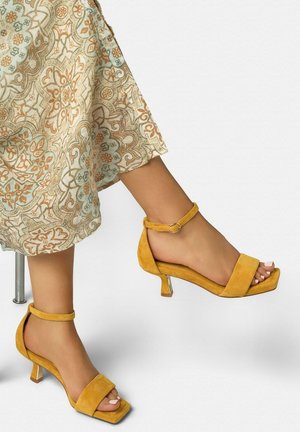Alma en Pena, Sandalias - mustard