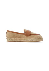 Scarpa slip-on espadrille in tela beige con dettagli in pelle marrone e suola in juta intrecciata. Presenta una fascia larga sulla parte superiore.