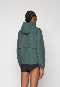 Nike Performance STORM-FIT SWIFT - Løbejakker - vintage green/black/reflective silver
