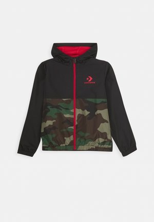 Sort og camouflage zip-up hættetrøje med rød lynlås og rødt Converse-logo på brystet.