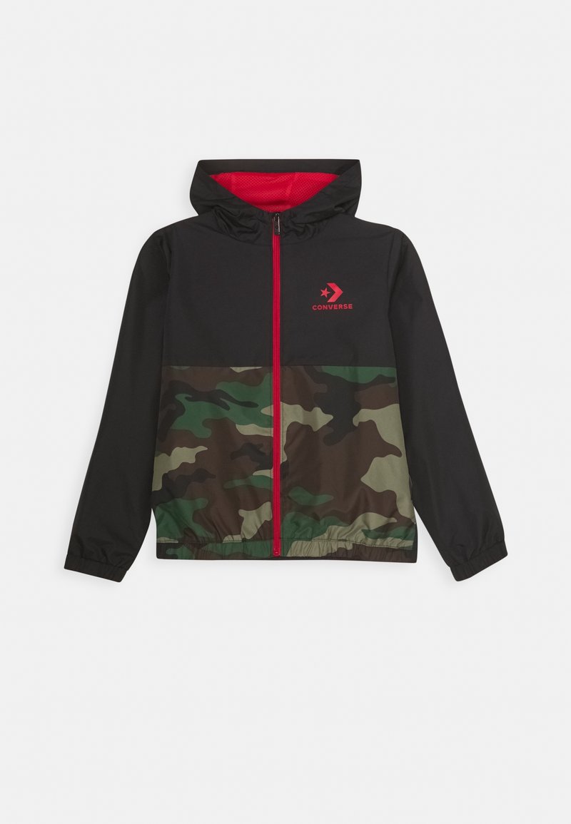 Chaqueta con capucha de cremallera negra y de camuflaje con cremallera roja y logo rojo de Converse en el pecho.