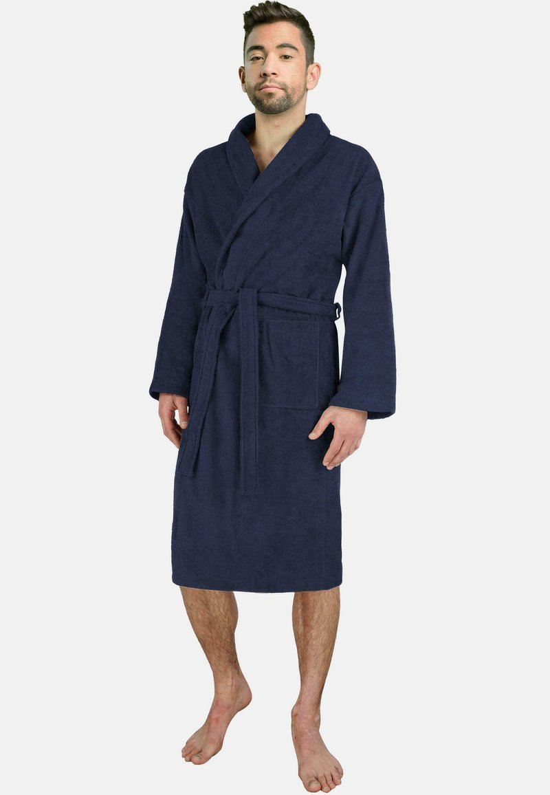 Marineblauer Frottee-Bademantel mit langen Ärmeln, Gürtel und Fronttasche. Er verfügt über einen Schalkragen und einen weichen, strukturierten Stoff.