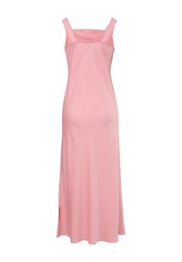 Różowa sukienka bez rękawów z kwadratowym dekoltem, wykonana z gładkiego materiału, z długim, zwiewnym krojem i rozcięciem po boku.