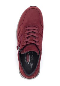 Bordeaux suède sneaker met een vetersluiting, zijrits en grijze rubberen zool. Het interieur bevat een gevoerde voering en logodetail.