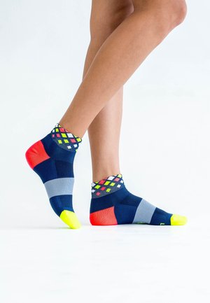 Mehrfarbige Knöchelsocken aus synthetischem Material. Zu den Merkmalen gehören ein dunkelblauer Körper, auffällige pinke und gelbe Akzente sowie ein gemusterter Bund.