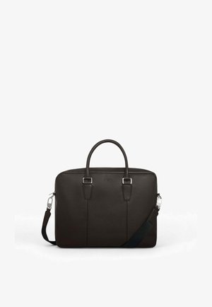 Valigetta in pelle marrone scuro con due manici, una tracolla staccabile e dettagli in argento. Texture liscia con una forma rettangolare strutturata.