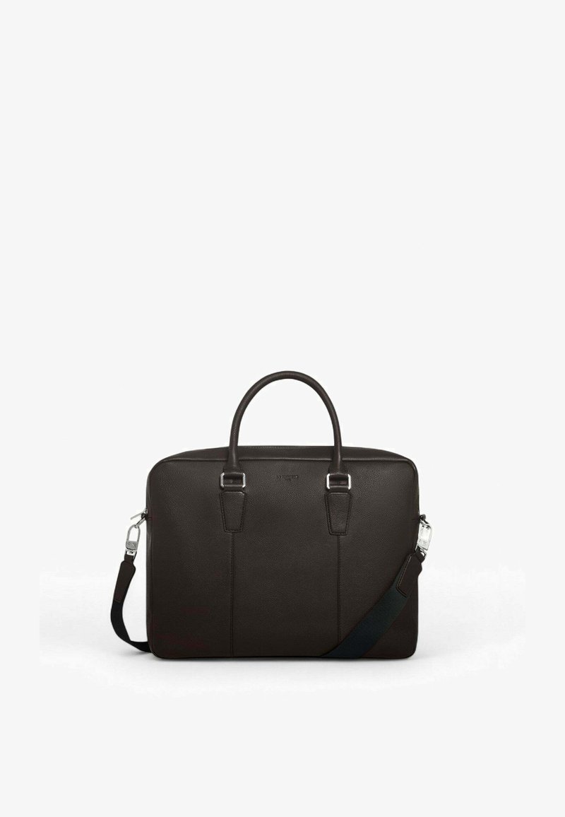 Valigetta in pelle marrone scuro con due manici, una tracolla staccabile e dettagli in argento. Texture liscia con una forma rettangolare strutturata.
