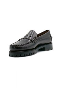 Mocassins en cuir noir avec des détails cousus, un design de couture surélevée et une semelle en caoutchouc épaisse, présentant une finition lisse et une silhouette classique.