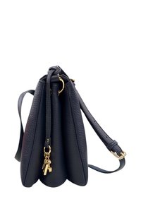 Borsa a tracolla in pelle nera con finitura testurizzata, dotata di chiusura con zip superiore, tracolla regolabile e dettagli in metallo dorato.