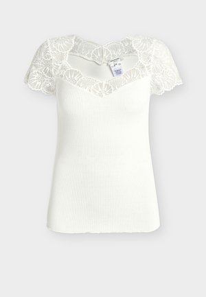 Witte geribbelde top met korte mouwen met bloemmotief kantdetails op mouwen en halslijn, voorzien van een klein binnenlabel aan de achterkant.