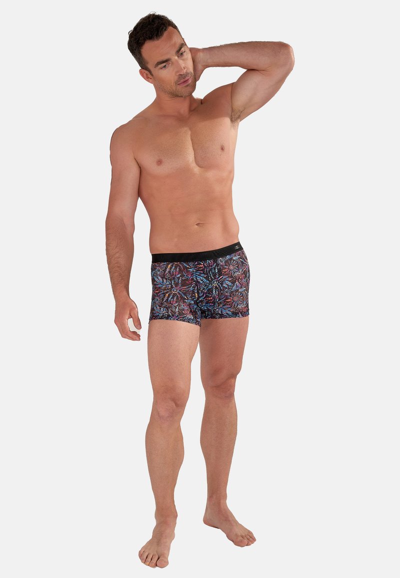 Herren-Boxershorts in Schwarz mit buntem Blumenmuster. Verfügt über einen weichen Bund und eine enganliegende Passform, hergestellt aus atmungsaktivem Stoff.