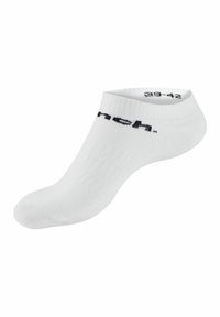 Weiße Knöchelsocken mit einem gerippten Bündchen und einem schwarzen Logo. Hergestellt aus glattem, dehnbarem Material. Niedrig geschnittenes Design, geeignet für verschiedene Schuharten.
