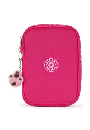 Bolsa rectangular de color rosa brillante con cremallera, parche con el logo de Kipling y un llavero de mono rosa esponjoso unido al tirador de la cremallera.