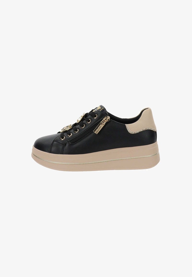 Sneaker in pelle nera con accenti beige, suola piatta, decorazioni in oro, cerniera laterale e design testurizzato sul retro.