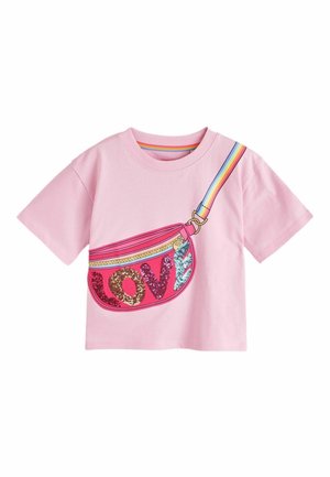 Világos rózsaszín rövid ujjú ing, nyomtatott rózsaszín övtással és szivárványos pánttal a mellkason, amelyen a "LOVE" felirat látható több színű flitterekkel.