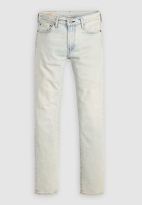 Jean slim en denim délavé clair, avec fermeture à boutons sur le devant, passants pour ceinture et design cinq poches, posé à plat sur un fond neutre.