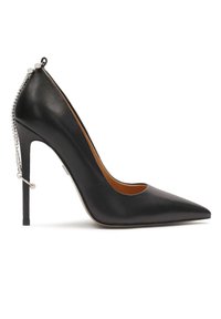 Musta nahkainen korkokenkä, jossa on terävä kärki, nilkkaketjun yksityiskohta ja kapea stiletto-korko. Sujuva pinta, jossa on kontrastivärinen vuori.