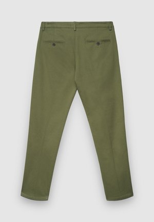 Pantaloni verde oliva con una vestibilità sartoriale, caratterizzati da due tasche posteriori con chiusura a bottone e un tessuto liscio e strutturato.