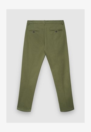 Pantaloni verde oliva con una vestibilità sartoriale, caratterizzati da due tasche posteriori con chiusura a bottone e un tessuto liscio e strutturato.