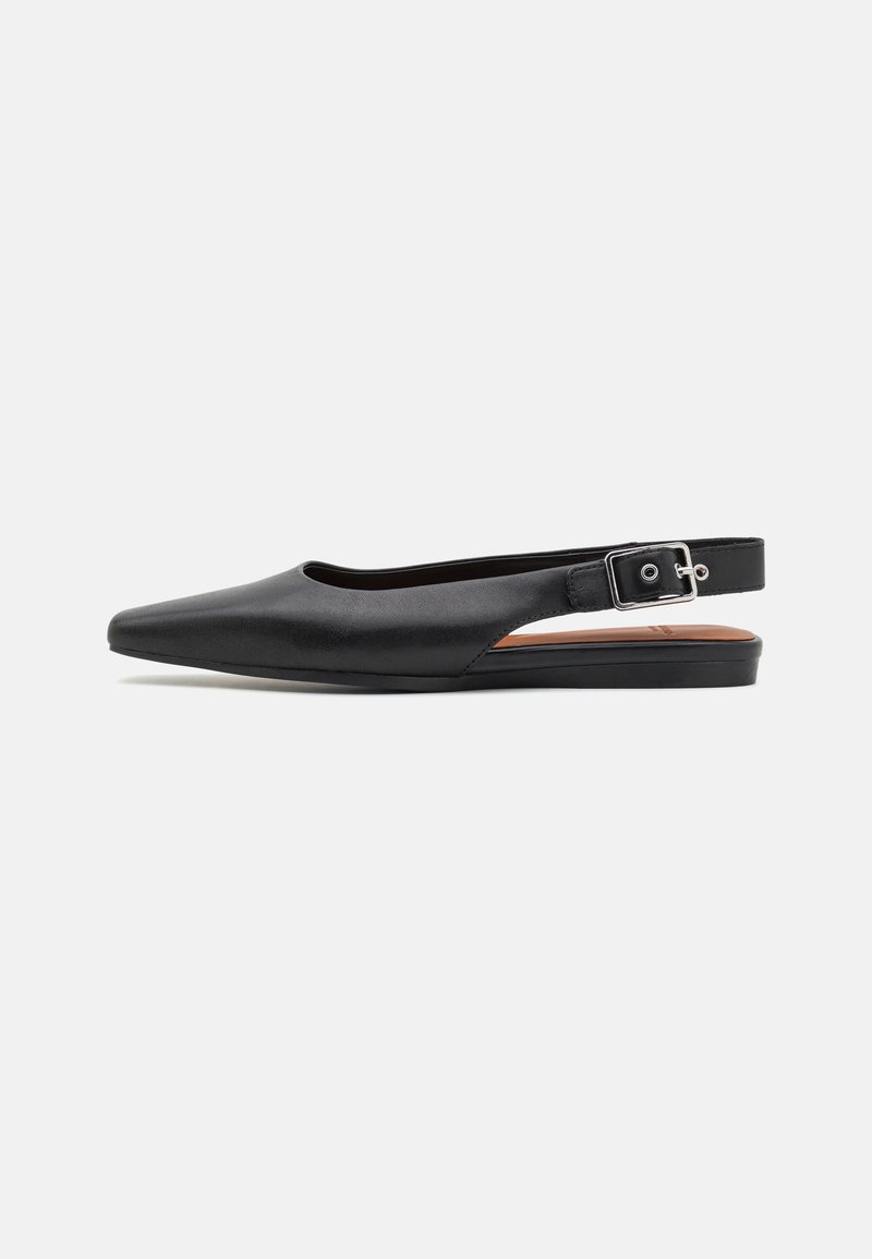 Zapato plano negro de piel con apertura trasera, punta afilada y un pequeño tacón. Cuenta con una correa ajustable con hebilla de plata y una textura suave.