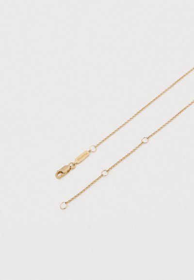 Κολιέ με αλυσίδα επιχρυσωμένη, με κούμπωμα τύπου καβουράκι, που διαθέτει κομψό σχέδιο με συνδεδεμένους κρίκους και κυκλικές διακοσμητικές λεπτομέρειες ομοιόμορφα κατανεμημένες κατά μήκος της αλυσίδας.