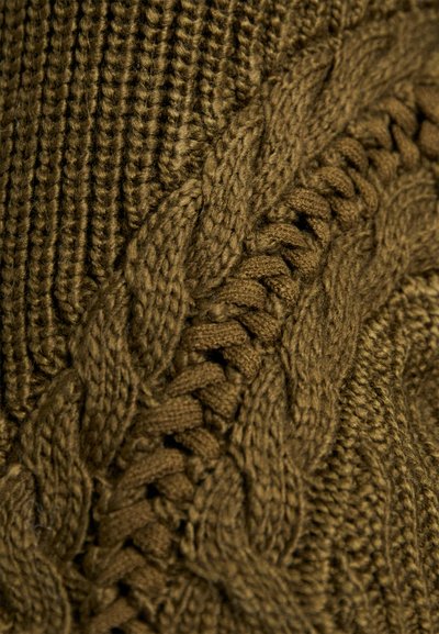 Strickstoff in sattem Braun mit strukturiertem Rippmuster und komplizierten Zopfmustern. Verfügt über verschiedene Breiten und ein glattes, weiches Garn.