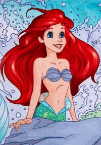 Una coperta in peluche con un personaggio dai lunghi capelli rossi, un top a forma di conchiglia e una coda verde, su uno sfondo di onde blu e bianche.