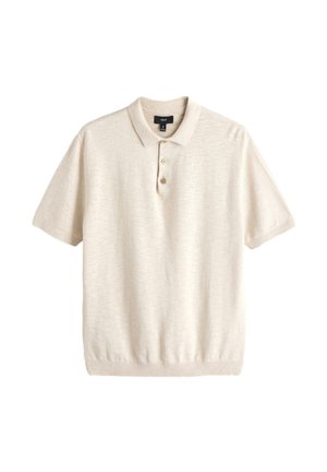 Polo lavorata a maglia beige a maniche corte con colletto e pattina con tre bottoni, mostrata distesa su sfondo bianco.