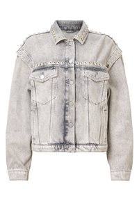 Giacca di jeans grigia chiara con dettagli argentati, dotata di spalline borchiate, colletto, chiusura con bottoni e due tasche anteriori.
