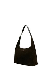 Sac à bandoulière en suède noir avec une sangle texturée unique et un petit logo argenté au centre devant.