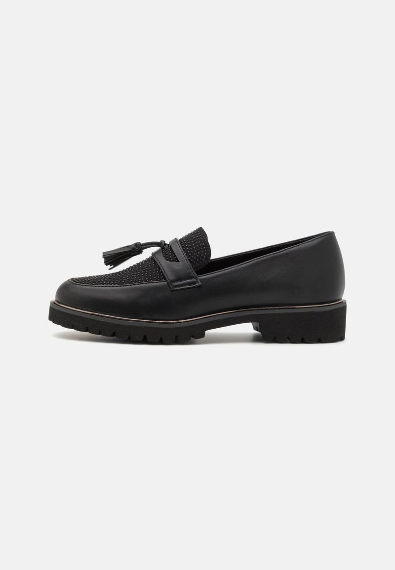 Mocassins noirs avec une tige en mesh texturé, des accents en cuir, et une semelle en caoutchouc contrastante au design épais avec un détail en gland.