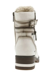 Witte leren enkelboot met een textuur van bont aan de binnenkant, een zijrits, een decoratieve gesp en een bruine houten hak. Strak, minimalistisch ontwerp.