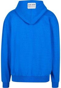 Felpa blu in morbido tessuto, con tasca a marsupio, polsini e orlo a costine, e un'etichetta sul retro vicino al collo.