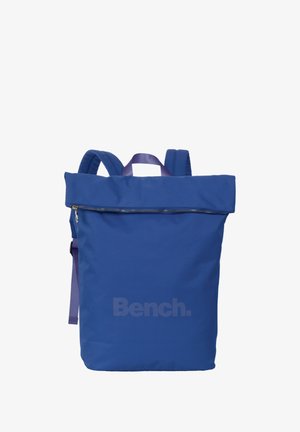 Blauwe stoffen rugzak met een rol-top, ritssluiting en verstelbare schouderbanden. Bevat een groot logo dat op de voorkant is gedrukt. Lichtgewicht en duurzaam.