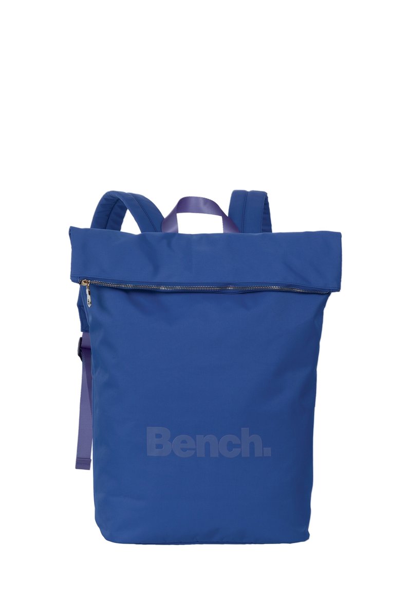 Blauwe stoffen rugzak met een rol-top, ritssluiting en verstelbare schouderbanden. Bevat een groot logo dat op de voorkant is gedrukt. Lichtgewicht en duurzaam.