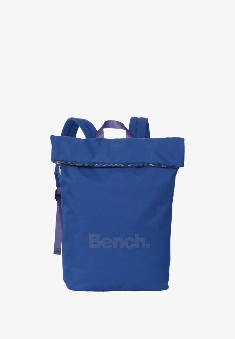 Blauer Stoffrucksack mit Roll-Top, Reißverschluss und verstellbaren Trägern. Merkmale ein großes Logo, das auf der Vorderseite aufgedruckt ist. Leicht und langlebig.