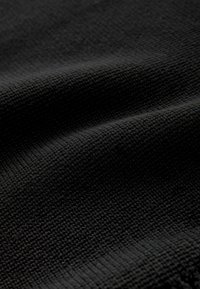 Schwarzer gewebter Stoff mit einer strukturierten Oberfläche, die ein subtil diagonales Muster zeigt und einen sanften, flexiblen Fall hat. Ideal für verschiedene Anwendungen.