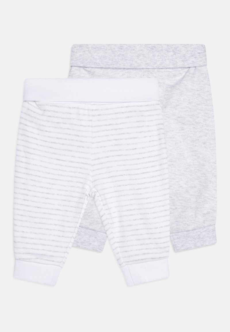 Två par barnbyxor: en vita med grå vertikala ränder och en i enfärgad ljusgrå, båda med vita elastiska midjeband och mudd.