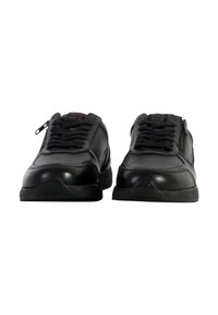 Sneaker in pelle nera con punta rotonda, lacci frontali e cerniera laterale. Suola in gomma nera testurizzata per grip e durata.