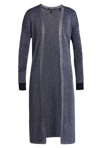 Lång marinblå cardigan med texturerad stickning, öppen fram och ribbade mudd. Har en subtil glans, perfekt för lager-på-lager i kallare väder.