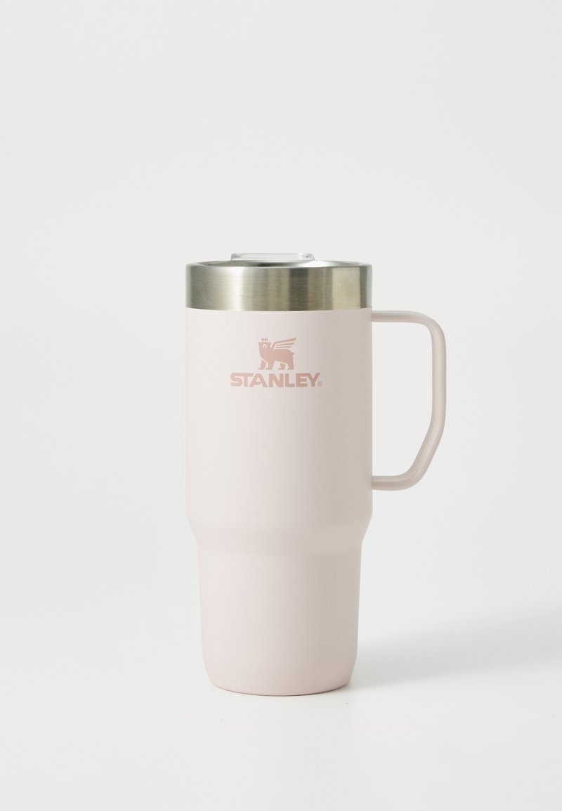 Ružičasti termo putni mug s nehrđajućim poklopcem i čvrstim ručkom. Sadrži "STANLEY" logo u suptilnom printu.