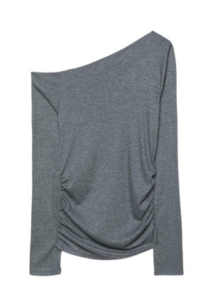 Grå langærmet top med off-shoulder design, blødt stof og rynket detalje på den ene side. Glat tekstur og tætsiddende pasform.