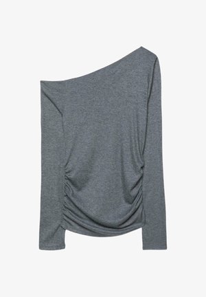 Grå langærmet top med off-shoulder design, blødt stof og rynket detalje på den ene side. Glat tekstur og tætsiddende pasform.