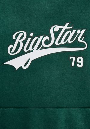 Zelená mikina s bílým nápisem "Big Star" a číslem "79". Měkká tkanina se hladkým povrchem, klasický design s kulatým výstřihem.